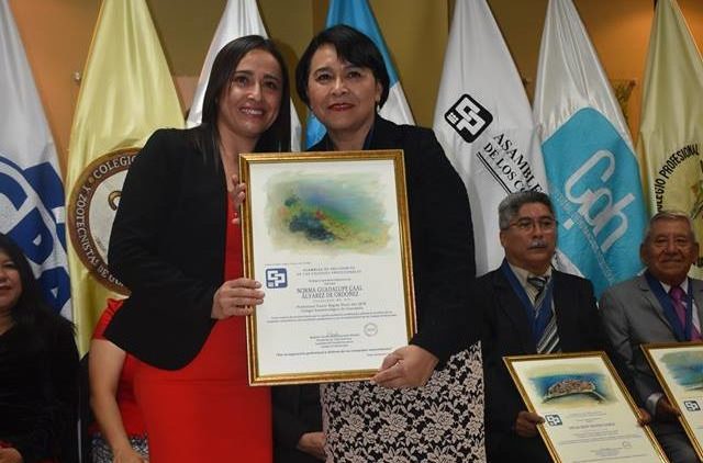 Dra. Norma Guadalupe Caal Álvarez de Ordoñez – Profesional Ilustre Región Norte – Asamblea de Presidentes de los Colegios de Profesionales